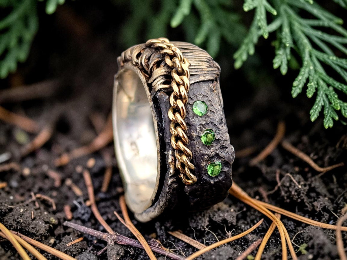 Tsavorit Design Ring,Ge. 62 (19,7), aus geschwärztem 925er Silber, 3 knallige Tsavorite, 585er Gelbgoldkette aus Designelement, Used Look, Unisex, Unikat, Handarbeit
