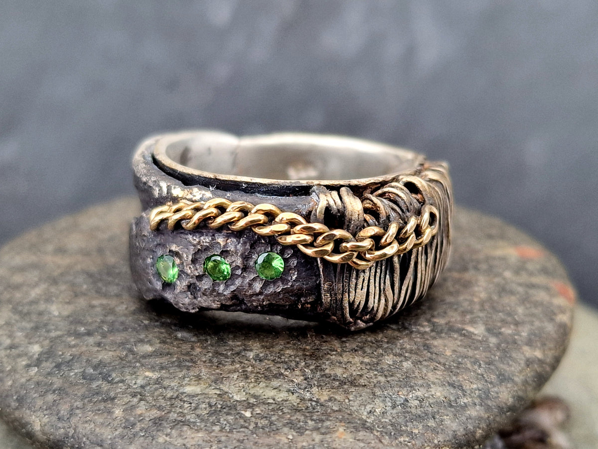 Tsavorit Design Ring,Ge. 62 (19,7), aus geschwärztem 925er Silber, 3 knallige Tsavorite, 585er Gelbgoldkette aus Designelement, Used Look, Unisex, Unikat, Handarbeit