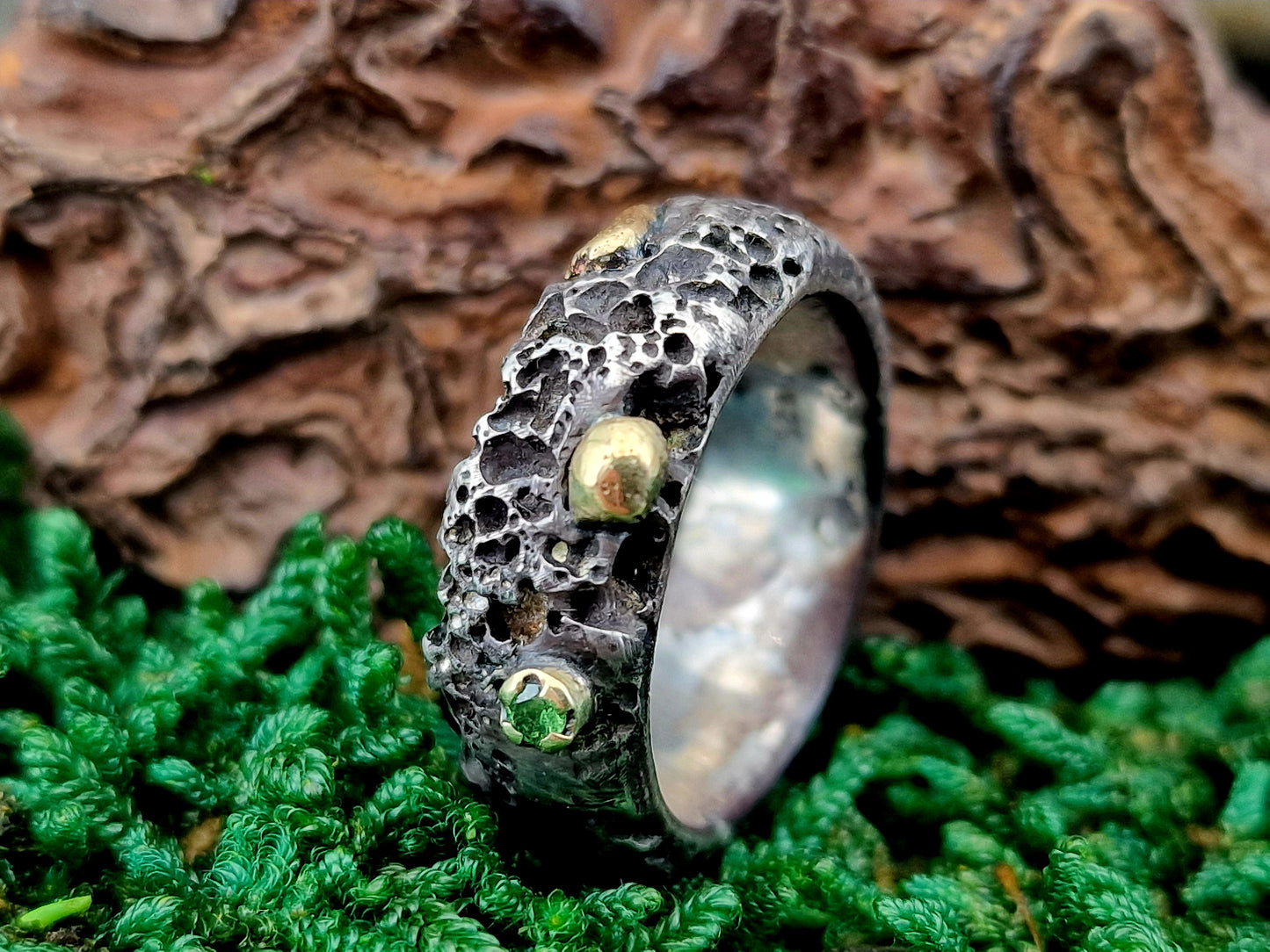 Lava Design Ring mit Tsavorit aus 925er Silber, 585er Gelbgoldelemente, Gr.59 (18,7), Unisex, Unikat, Handarbeit