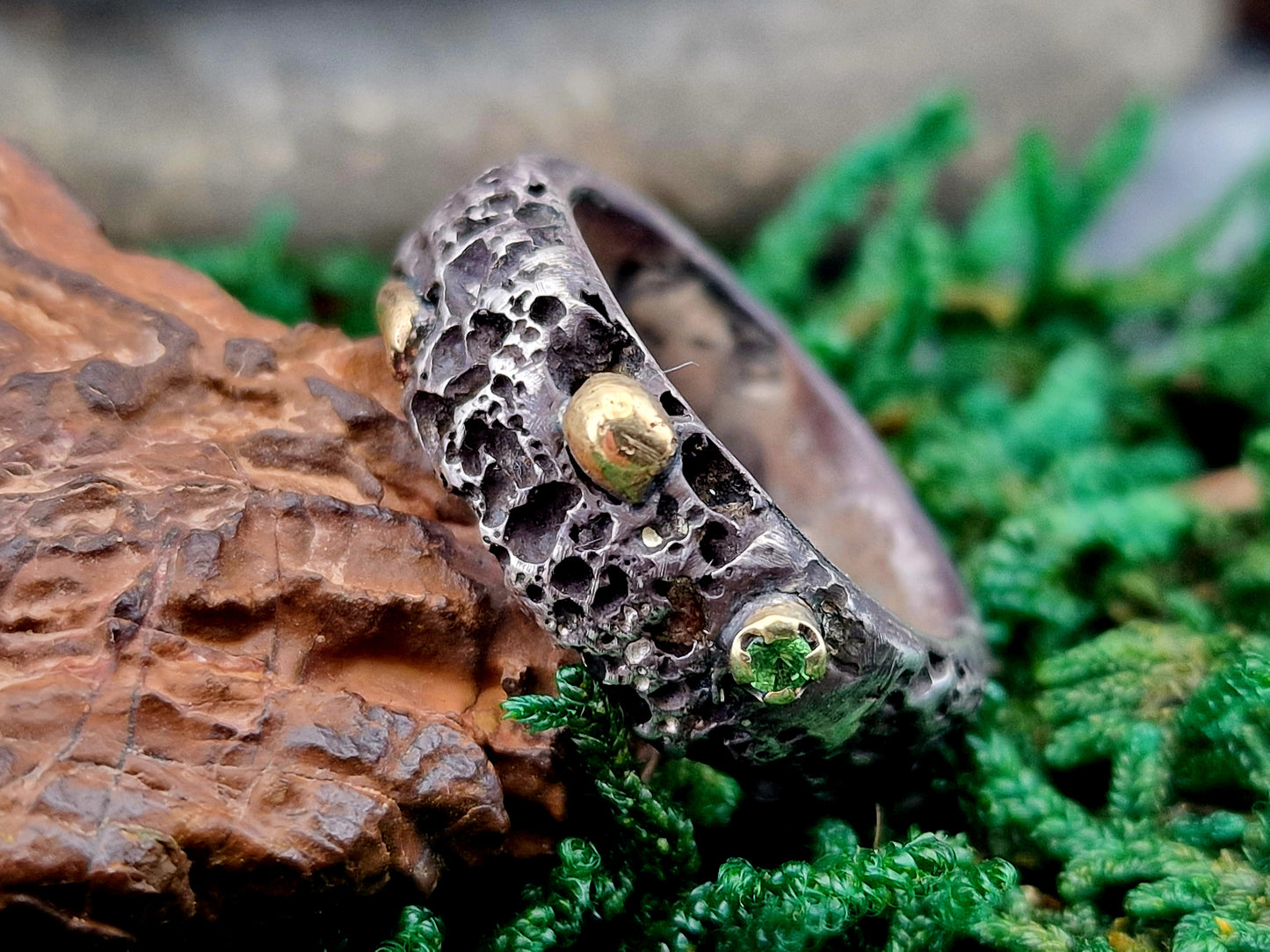 Lava Design Ring mit Tsavorit aus 925er Silber, 585er Gelbgoldelemente, Gr.59 (18,7), Unisex, Unikat, Handarbeit