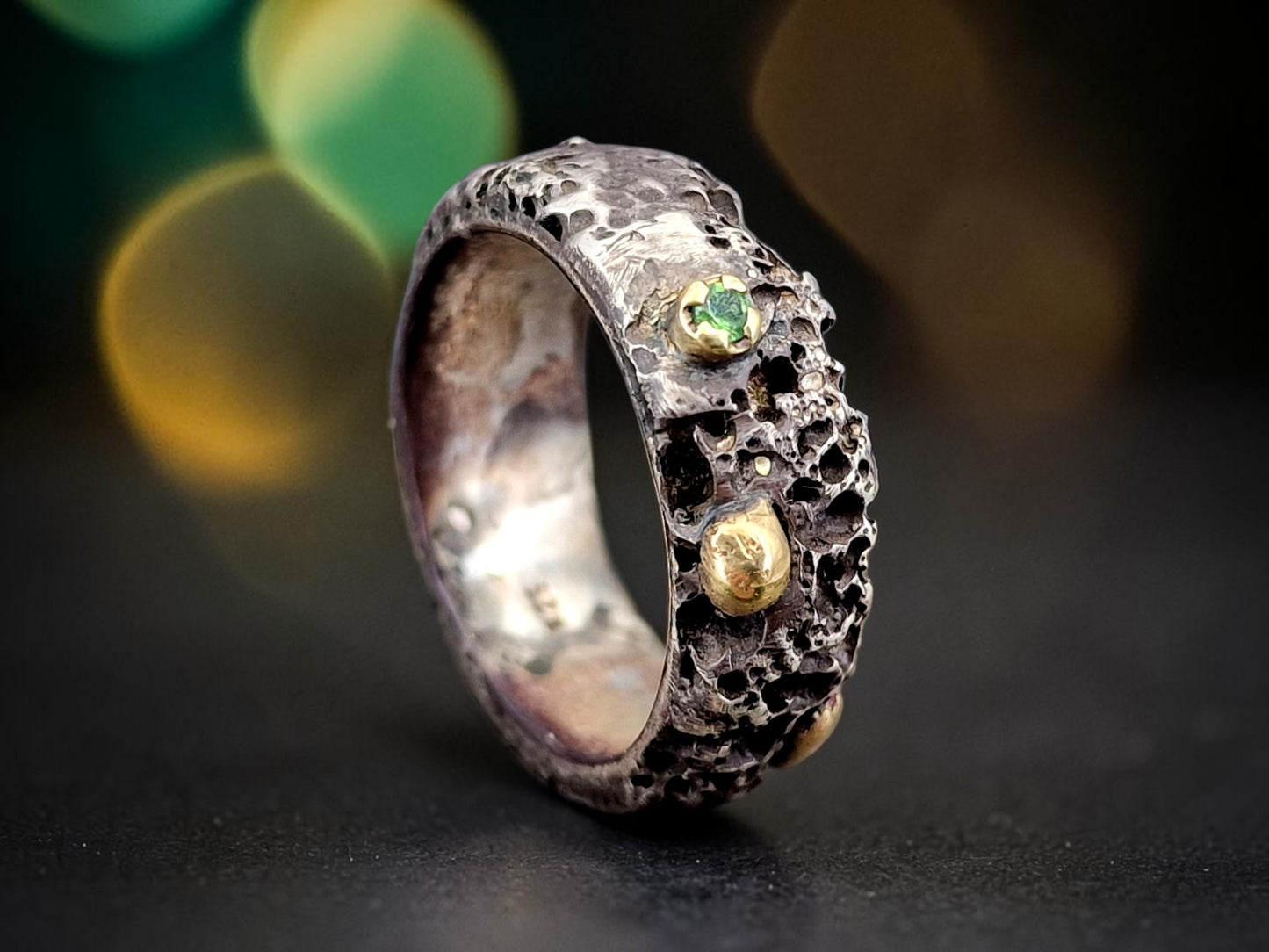 Lava Design Ring mit Tsavorit aus 925er Silber, 585er Gelbgoldelemente, Gr.59 (18,7), Unisex, Unikat, Handarbeit