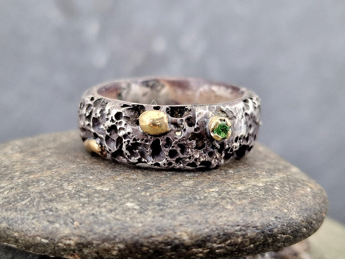 Lava Design Ring mit Tsavorit aus 925er Silber, 585er Gelbgoldelemente, Gr.59 (18,7), Unisex, Unikat, Handarbeit