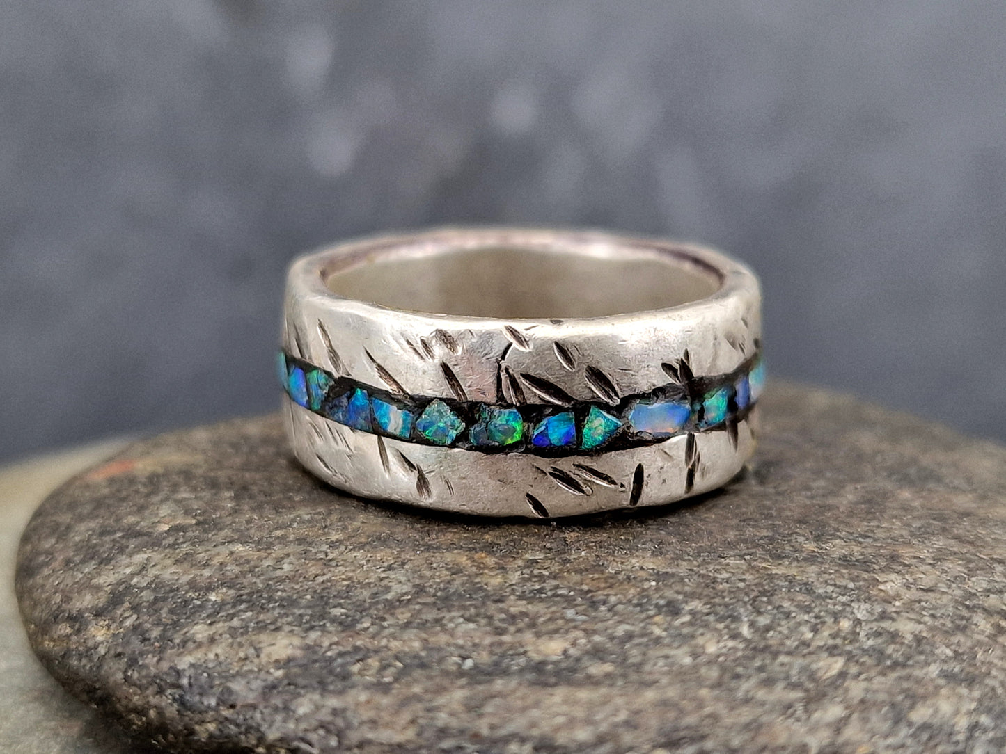 Lightning Ridge Opalsplitter Design Ring aus 925er Silber, Gr. 55 (17,5), buntes Opalfeuer in Kunstharz, teilgeschwärzt, Unikat, Handarbeit