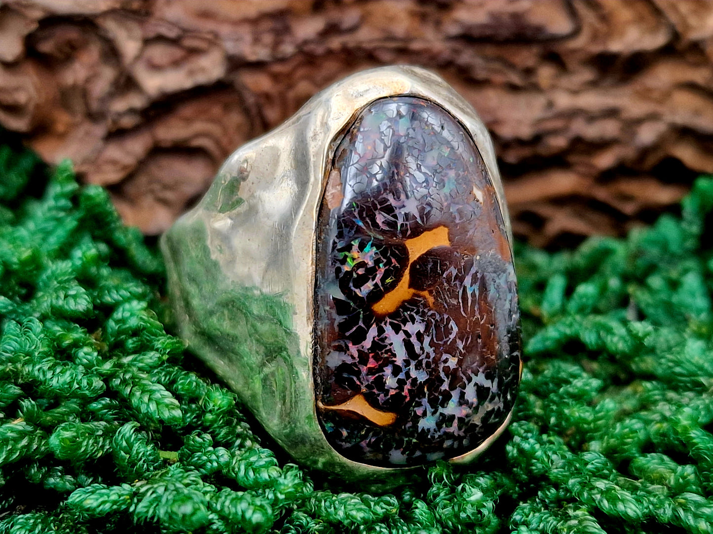 Boulder Opal Design Ring, Gr. 65-66 (20,9) aus 925er Silber, grob geschmiedet, tolles Muster, partiellem roten und grünem Opalfeuer, Unisex, Unikat, Handarbeit