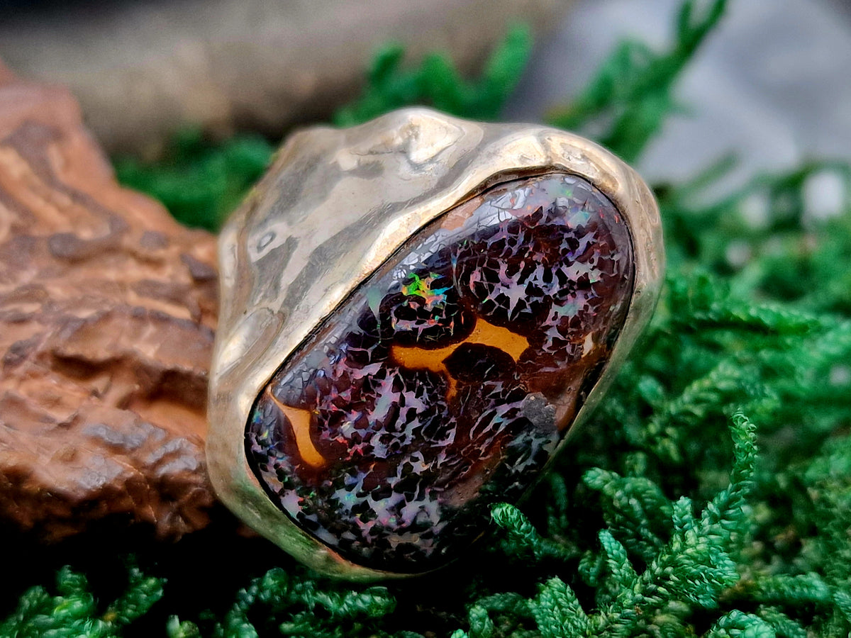 Boulder Opal Design Ring, Gr. 65-66 (20,9) aus 925er Silber, grob geschmiedet, tolles Muster, partiellem roten und grünem Opalfeuer, Unisex, Unikat, Handarbeit