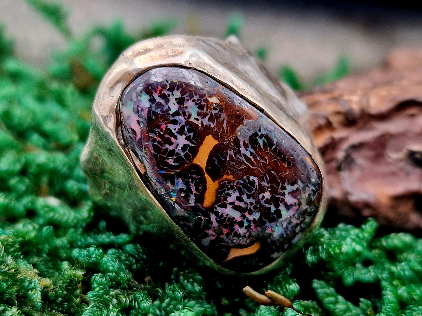 Boulder Opal Design Ring, Gr. 65-66 (20,9) aus 925er Silber, grob geschmiedet, tolles Muster, partiellem roten und grünem Opalfeuer, Unisex, Unikat, Handarbeit