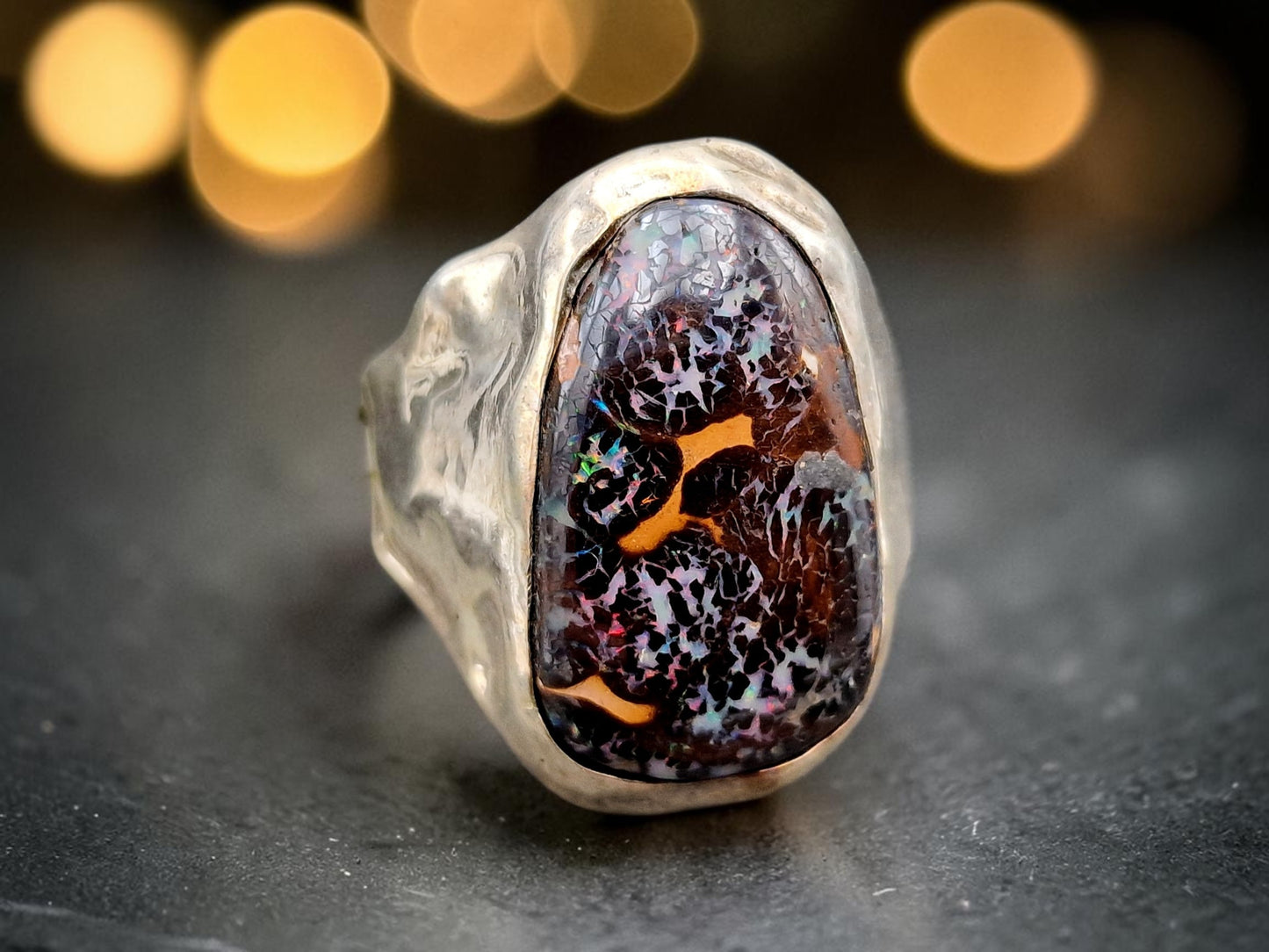 Boulder Opal Design Ring, Gr. 65-66 (20,9) aus 925er Silber, grob geschmiedet, tolles Muster, partiellem roten und grünem Opalfeuer, Unisex, Unikat, Handarbeit