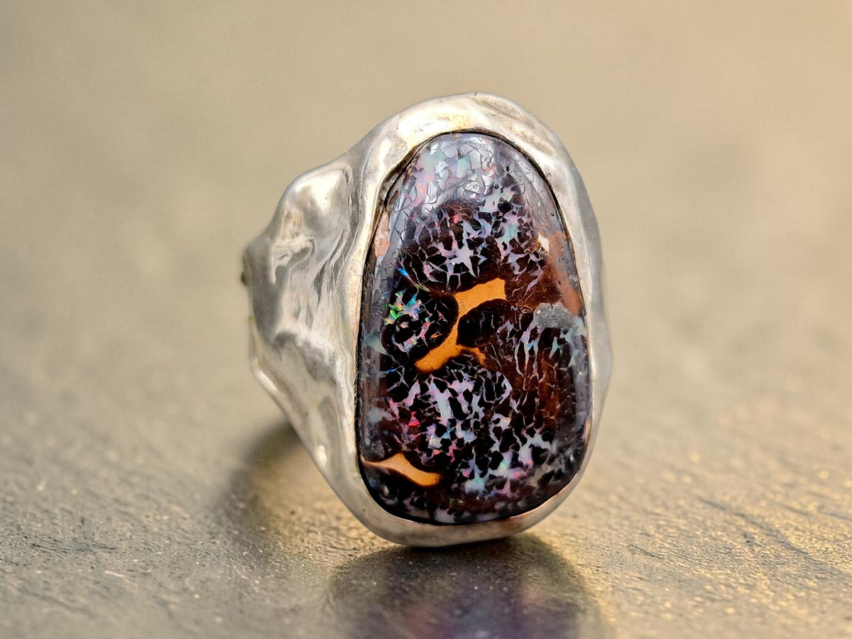 Boulder Opal Design Ring, Gr. 65-66 (20,9) aus 925er Silber, grob geschmiedet, tolles Muster, partiellem roten und grünem Opalfeuer, Unisex, Unikat, Handarbeit