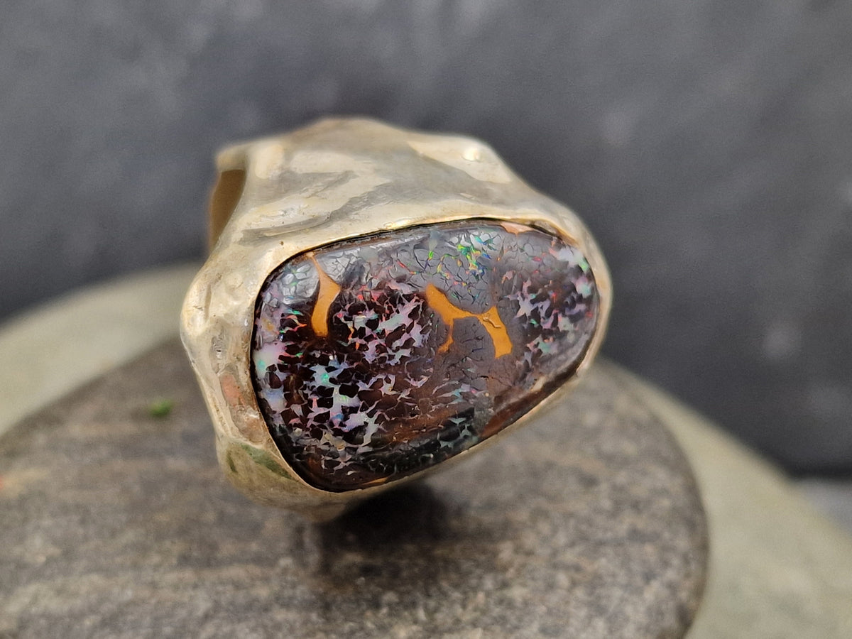 Boulder Opal Design Ring, Gr. 65-66 (20,9) aus 925er Silber, grob geschmiedet, tolles Muster, partiellem roten und grünem Opalfeuer, Unisex, Unikat, Handarbeit
