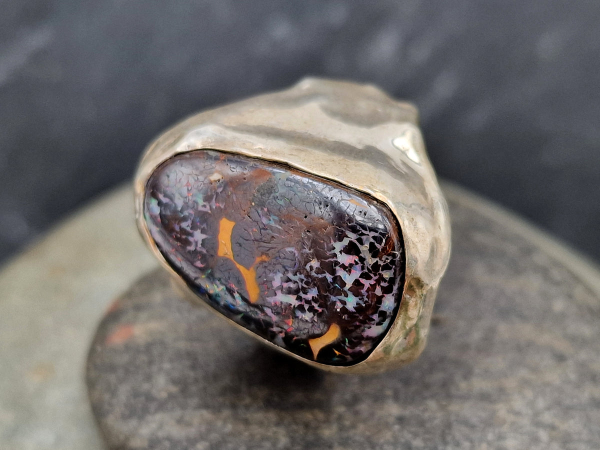 Boulder Opal Design Ring, Gr. 65-66 (20,9) aus 925er Silber, grob geschmiedet, tolles Muster, partiellem roten und grünem Opalfeuer, Unisex, Unikat, Handarbeit