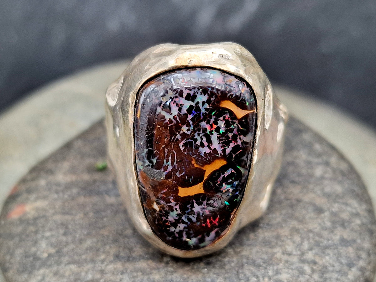 Boulder Opal Design Ring, Gr. 65-66 (20,9) aus 925er Silber, grob geschmiedet, tolles Muster, partiellem roten und grünem Opalfeuer, Unisex, Unikat, Handarbeit