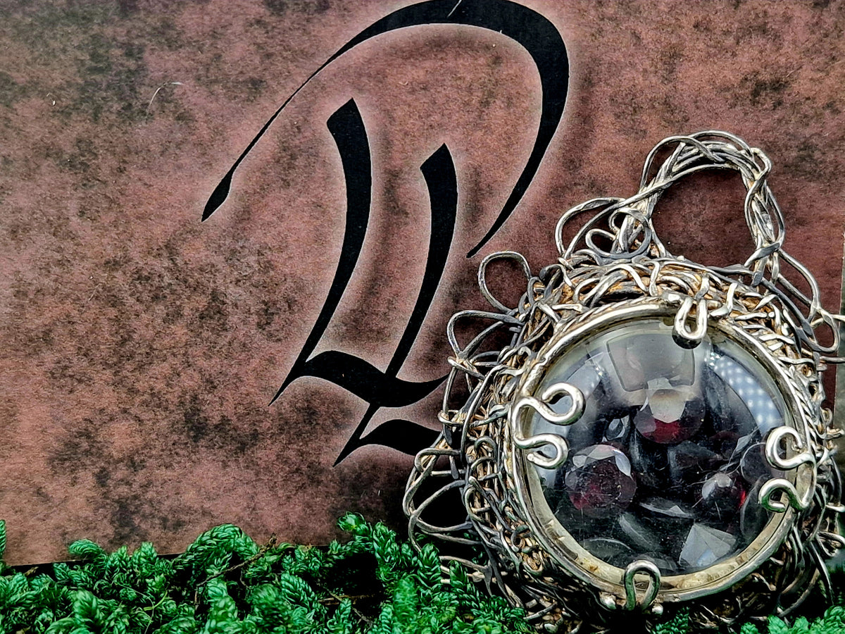 Wilder Granat Design Anhänger aus 925er Silber, zwei verschiedene Granatarten hinter Glas, filigran, mystisch, magisch, Unikat, Handarbeit, Unisex