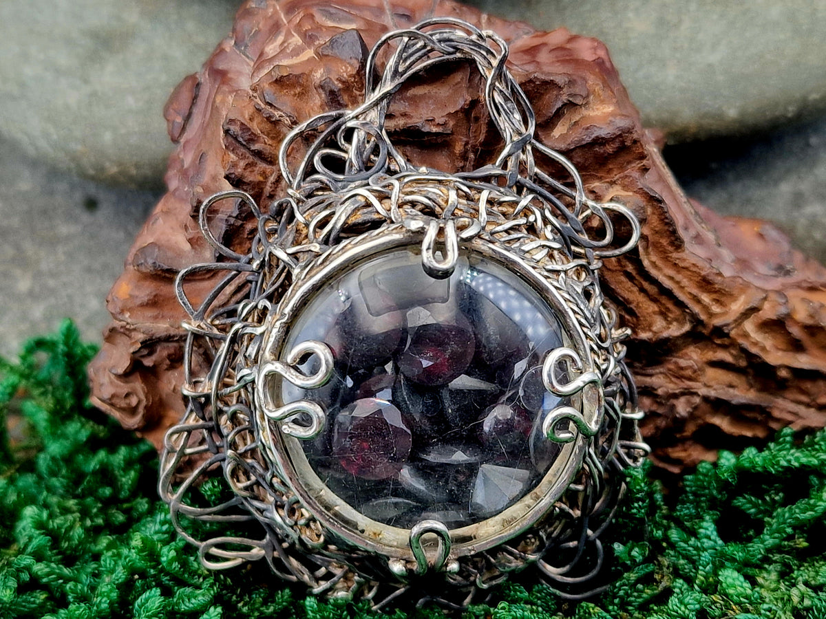 Wilder Granat Design Anhänger aus 925er Silber, zwei verschiedene Granatarten hinter Glas, filigran, mystisch, magisch, Unikat, Handarbeit, Unisex