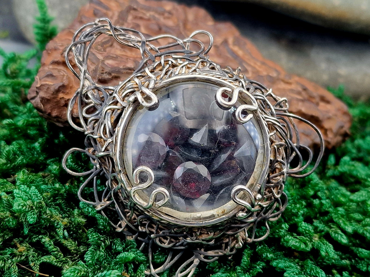 Wilder Granat Design Anhänger aus 925er Silber, zwei verschiedene Granatarten hinter Glas, filigran, mystisch, magisch, Unikat, Handarbeit, Unisex