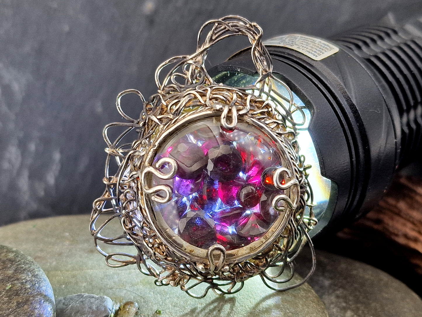 Wilder Granat Design Anhänger aus 925er Silber, zwei verschiedene Granatarten hinter Glas, filigran, mystisch, magisch, Unikat, Handarbeit, Unisex