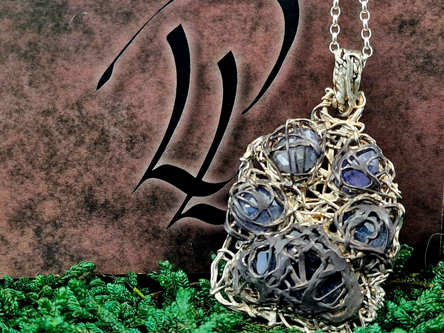 Wilder und außergewöhnlicher Pfötchen Design Anhänger aus 925er Silber, vier Tansaniten und ein Iolith, teilgeschwärzt, 45cm Silberkette, Unisex, Unikat, Handarbeit