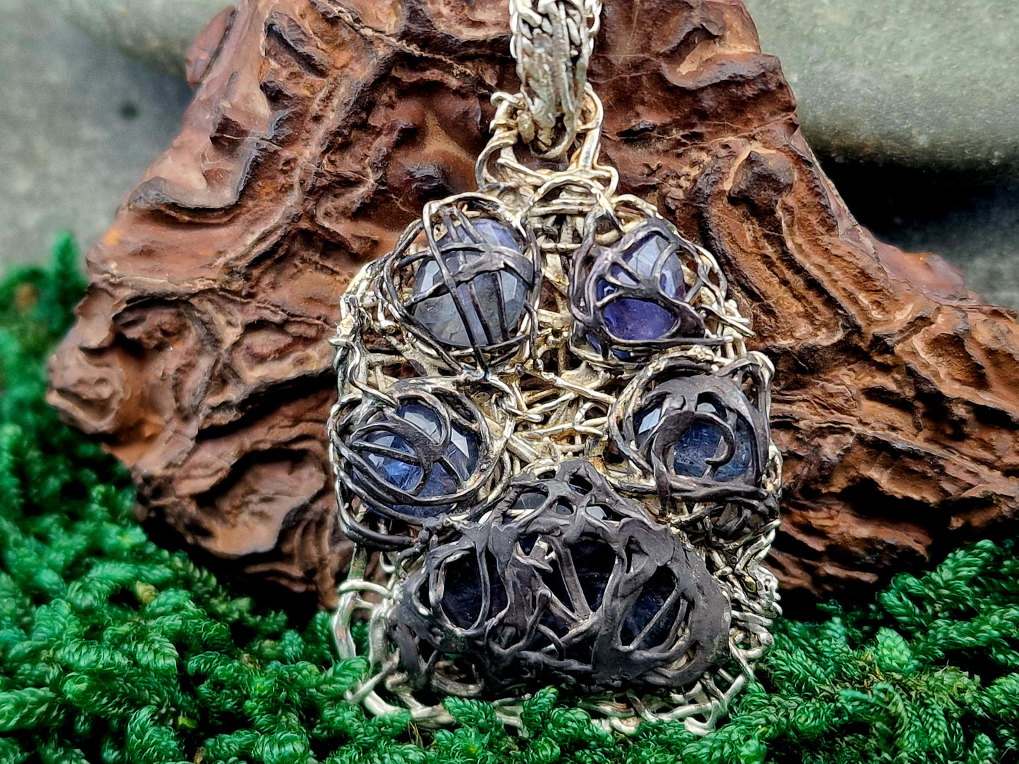Wilder und außergewöhnlicher Pfötchen Design Anhänger aus 925er Silber, vier Tansaniten und ein Iolith, teilgeschwärzt, 45cm Silberkette, Unisex, Unikat, Handarbeit