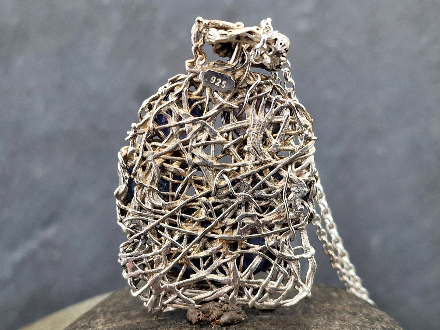 Wilder und außergewöhnlicher Pfötchen Design Anhänger aus 925er Silber, vier Tansaniten und ein Iolith, teilgeschwärzt, 45cm Silberkette, Unisex, Unikat, Handarbeit