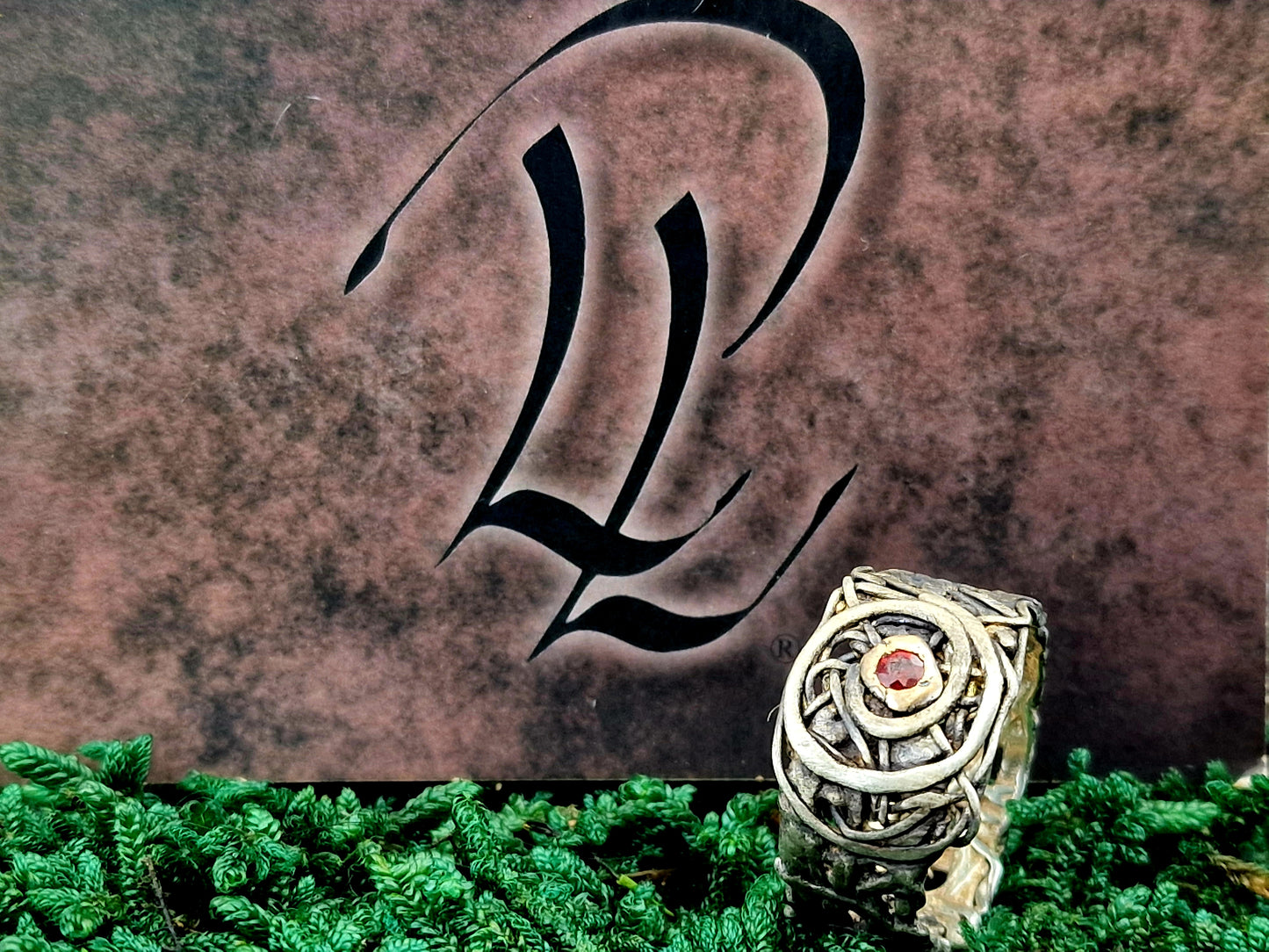 Magischer roter Saphir Design Ring, Gr.59 (18,7), aus 925er Silber, teilgeschwärzt, mit 585er Gelbgold Fassung, organisch, Spirale des Lebens, Unikat, Handarbeit