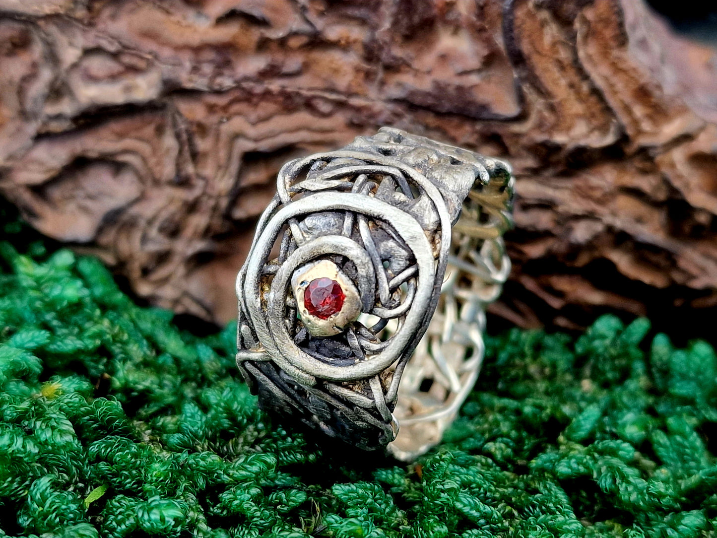 Magischer roter Saphir Design Ring, Gr.59 (18,7), aus 925er Silber, teilgeschwärzt, mit 585er Gelbgold Fassung, organisch, Spirale des Lebens, Unikat, Handarbeit