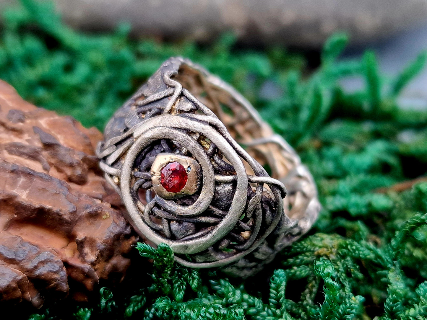Magischer roter Saphir Design Ring, Gr.59 (18,7), aus 925er Silber, teilgeschwärzt, mit 585er Gelbgold Fassung, organisch, Spirale des Lebens, Unikat, Handarbeit