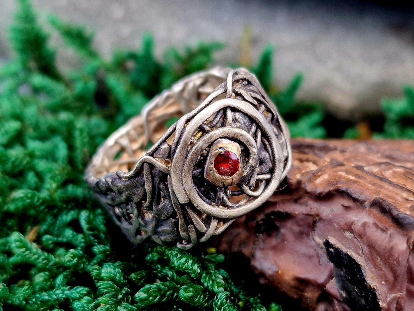 Magischer roter Saphir Design Ring, Gr.59 (18,7), aus 925er Silber, teilgeschwärzt, mit 585er Gelbgold Fassung, organisch, Spirale des Lebens, Unikat, Handarbeit