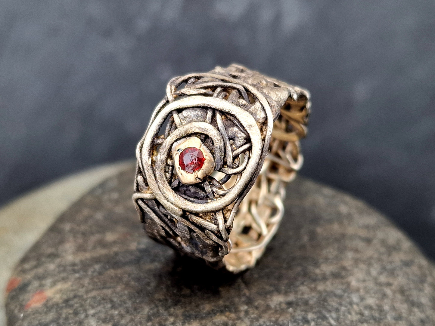 Magischer roter Saphir Design Ring, Gr.59 (18,7), aus 925er Silber, teilgeschwärzt, mit 585er Gelbgold Fassung, organisch, Spirale des Lebens, Unikat, Handarbeit