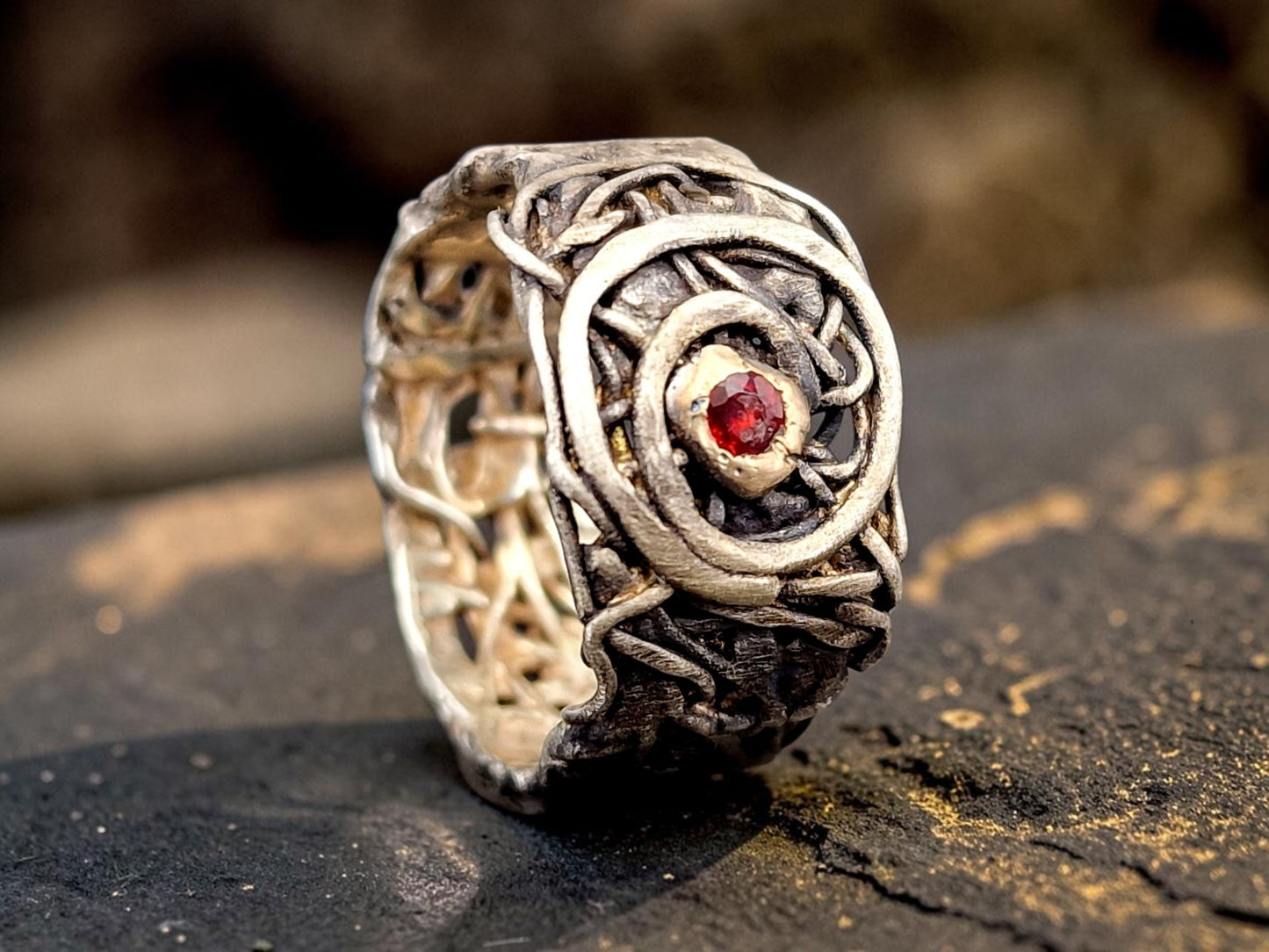 Magischer roter Saphir Design Ring, Gr.59 (18,7), aus 925er Silber, teilgeschwärzt, mit 585er Gelbgold Fassung, organisch, Spirale des Lebens, Unikat, Handarbeit