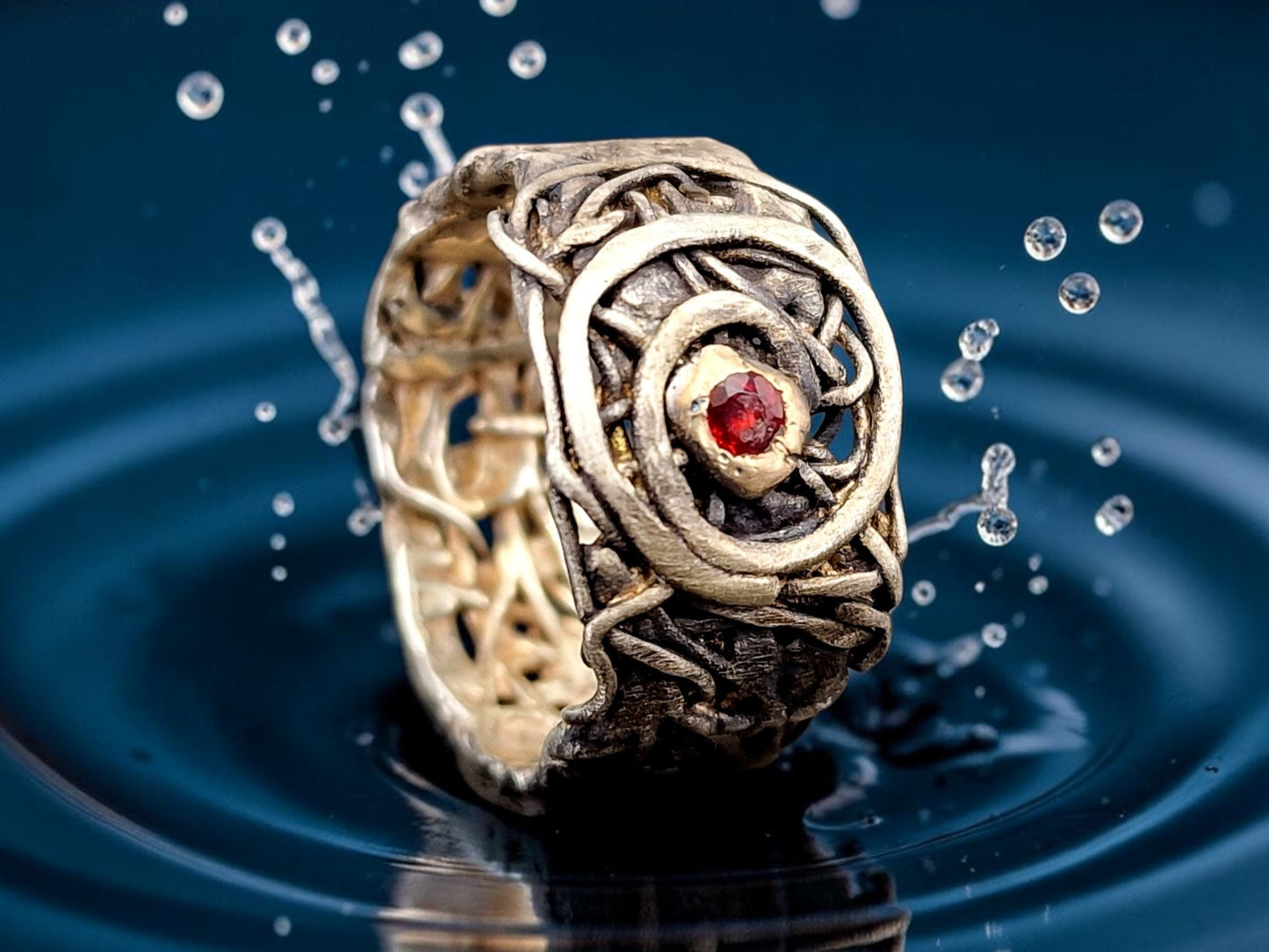 Magischer roter Saphir Design Ring, Gr.59 (18,7), aus 925er Silber, teilgeschwärzt, mit 585er Gelbgold Fassung, organisch, Spirale des Lebens, Unikat, Handarbeit