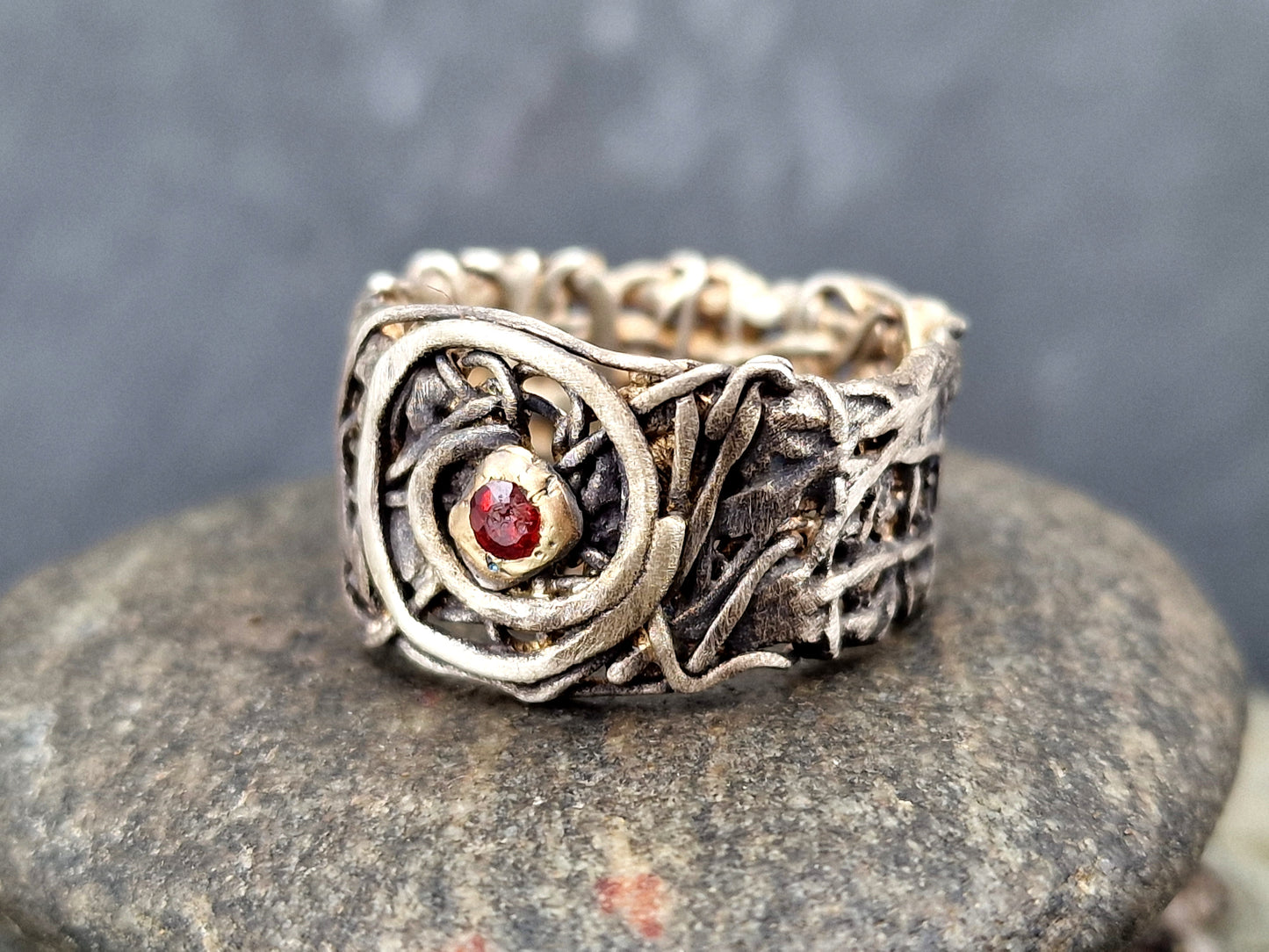 Magischer roter Saphir Design Ring, Gr.59 (18,7), aus 925er Silber, teilgeschwärzt, mit 585er Gelbgold Fassung, organisch, Spirale des Lebens, Unikat, Handarbeit