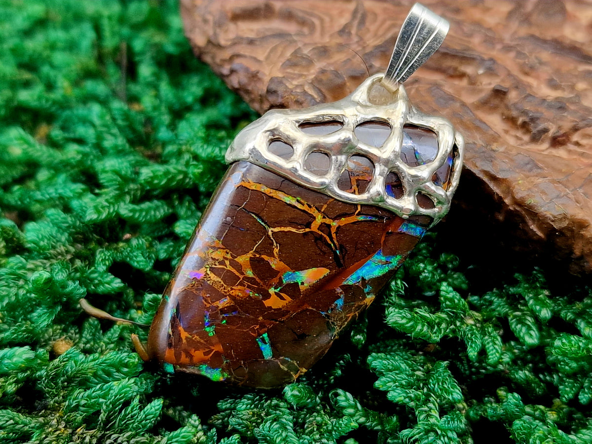 Boulder Opal Design Anhänger aus 925er Silber, Käfig gefasst, schönes Muster, Opalfeuer in grün und blau, Unisex, Unikat, Handarbeit