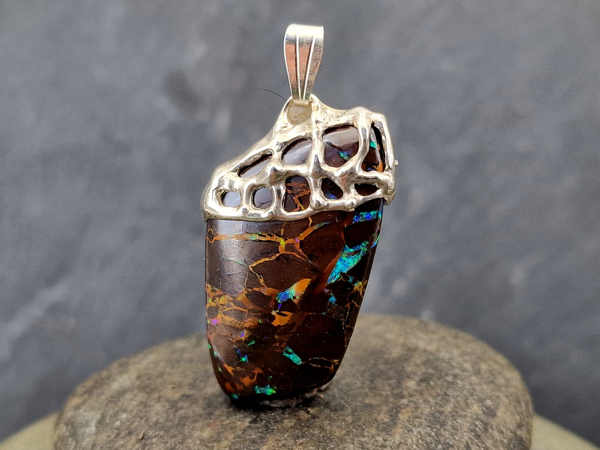 Boulder Opal Design Anhänger aus 925er Silber, Käfig gefasst, schönes Muster, Opalfeuer in grün und blau, Unisex, Unikat, Handarbeit