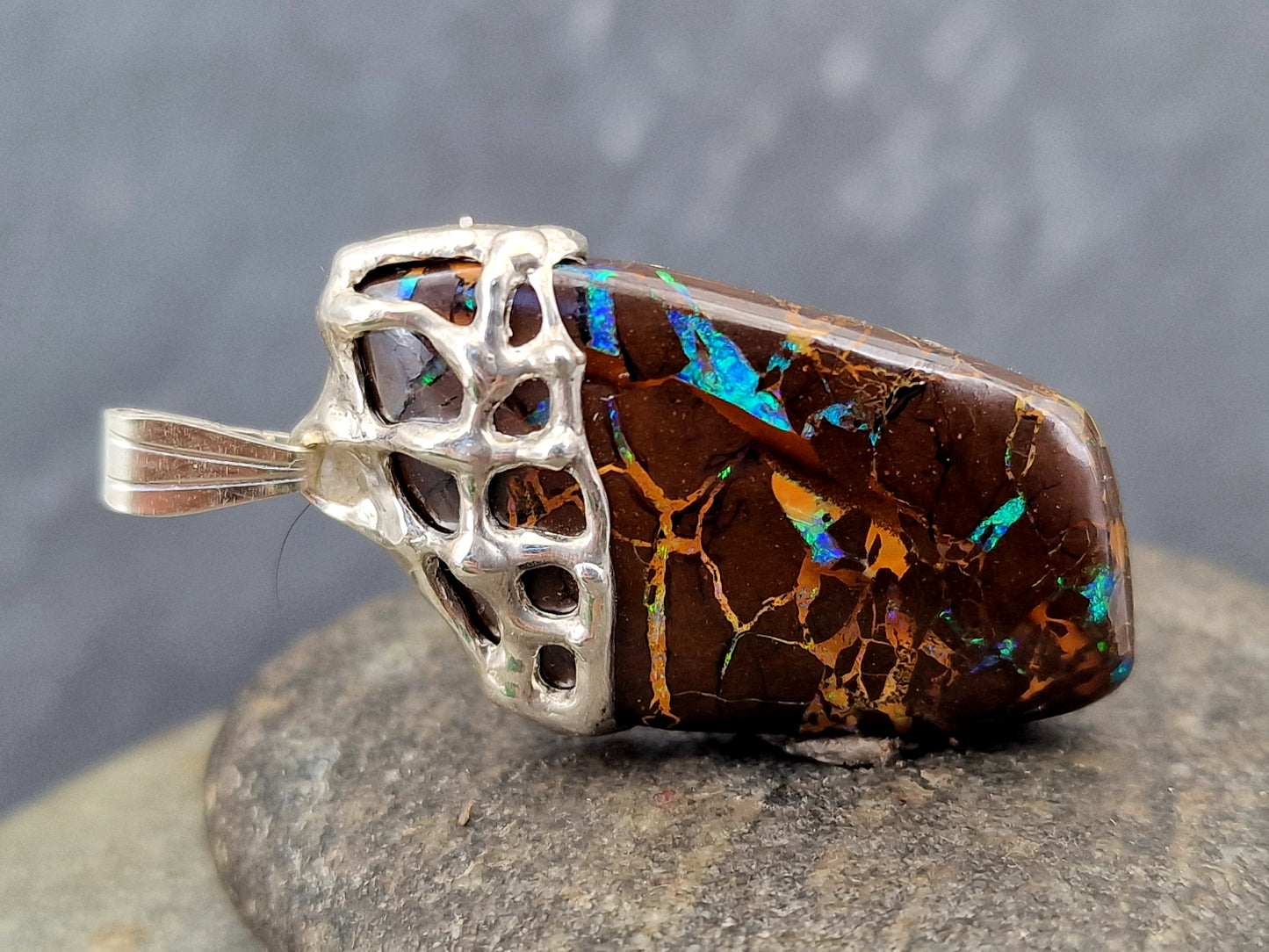 Boulder Opal Design Anhänger aus 925er Silber, Käfig gefasst, schönes Muster, Opalfeuer in grün und blau, Unisex, Unikat, Handarbeit