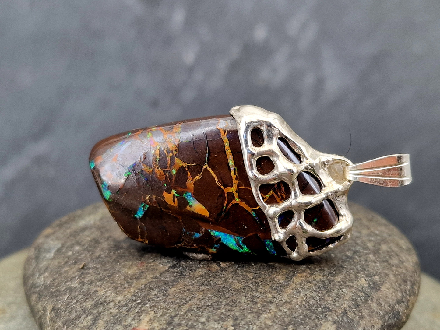 Boulder Opal Design Anhänger aus 925er Silber, Käfig gefasst, schönes Muster, Opalfeuer in grün und blau, Unisex, Unikat, Handarbeit