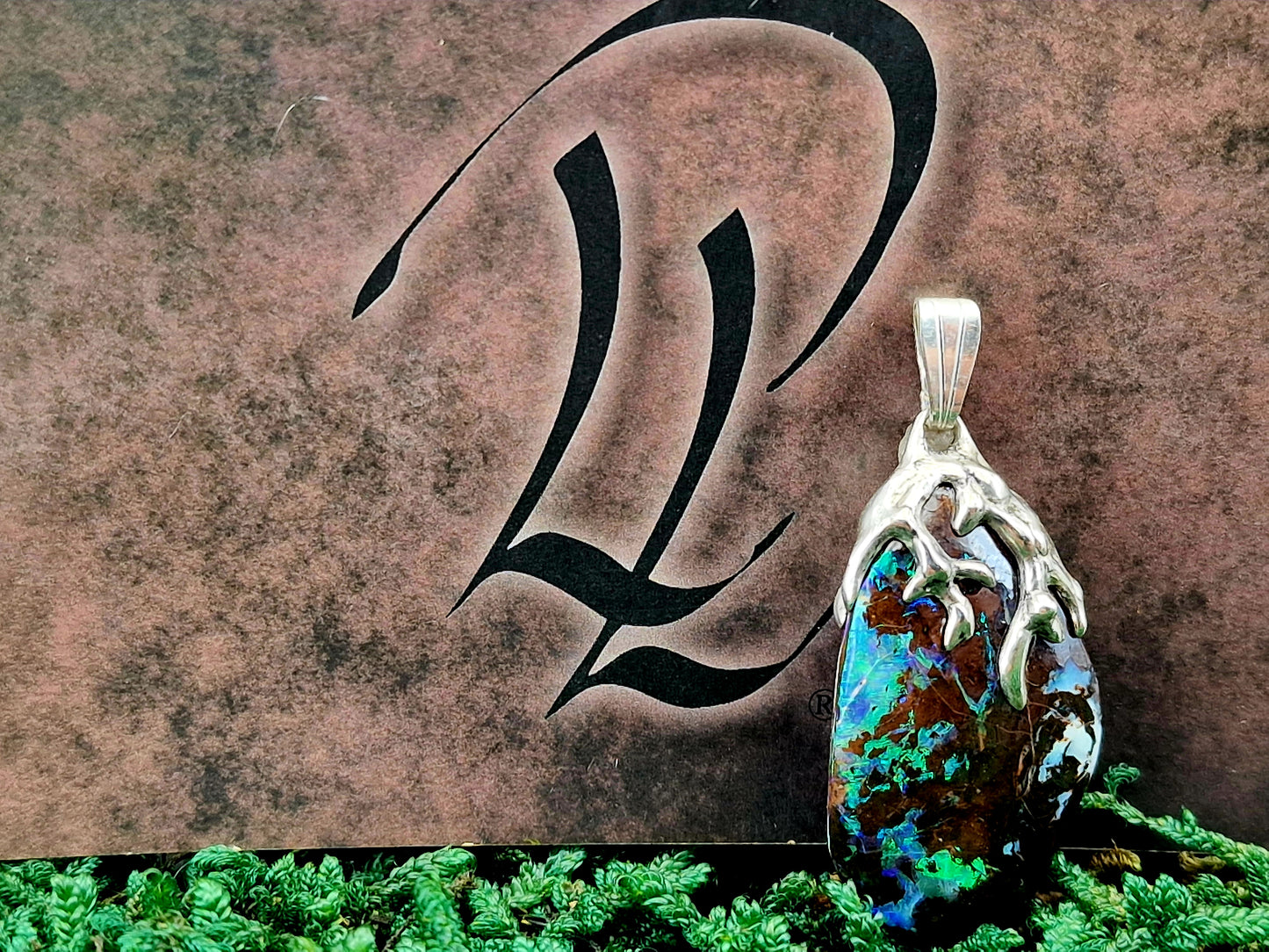 Tribal Design Anhänger aus 925er Silber, Boulder Opal mit wunderschönem Muster und brilliantem Opalfeuer in grün und blau, Unisex, Unikat, Handarbeit
