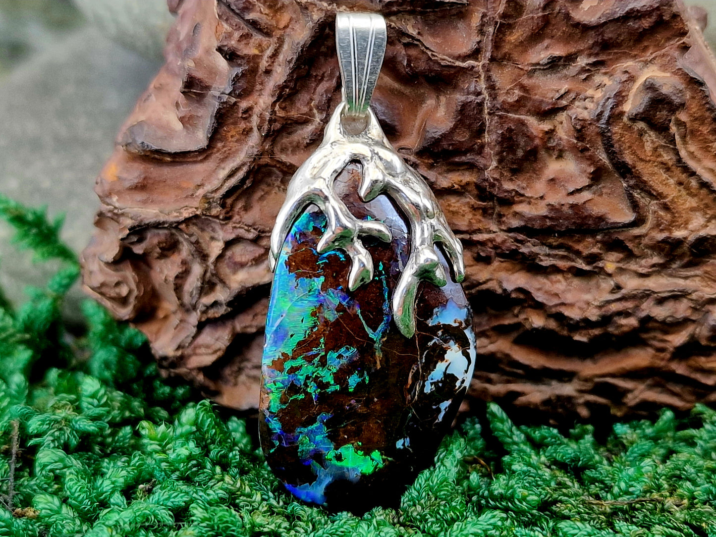 Tribal Design Anhänger aus 925er Silber, Boulder Opal mit wunderschönem Muster und brilliantem Opalfeuer in grün und blau, Unisex, Unikat, Handarbeit