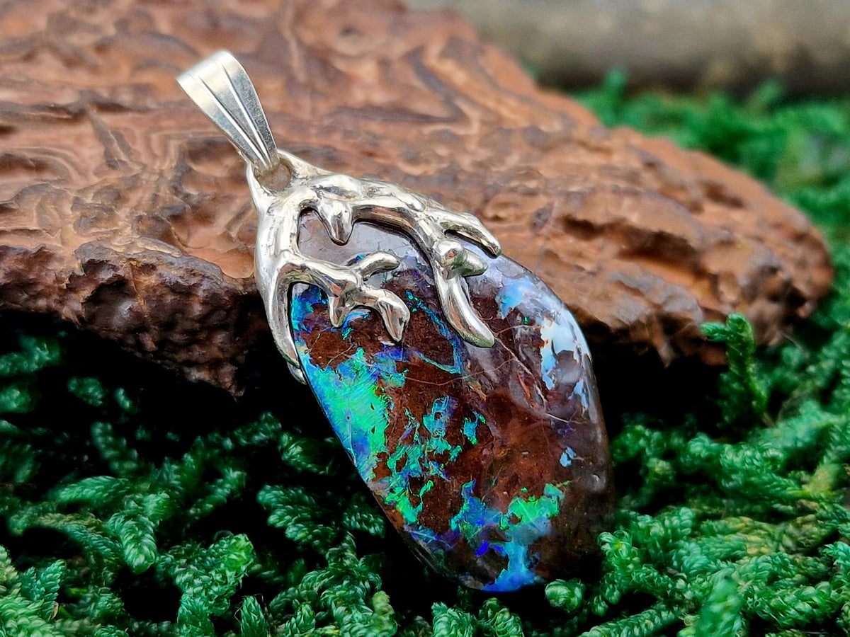 Tribal Design Anhänger aus 925er Silber, Boulder Opal mit wunderschönem Muster und brilliantem Opalfeuer in grün und blau, Unisex, Unikat, Handarbeit
