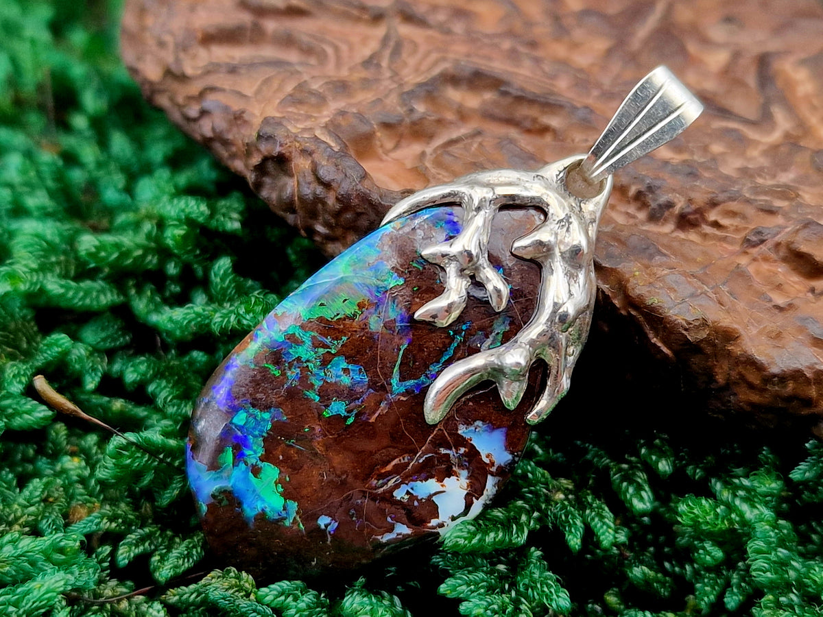 Tribal Design Anhänger aus 925er Silber, Boulder Opal mit wunderschönem Muster und brilliantem Opalfeuer in grün und blau, Unisex, Unikat, Handarbeit