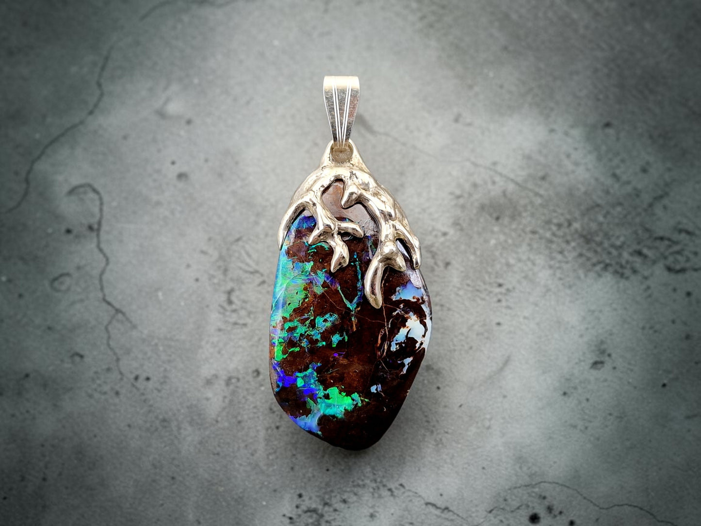 Tribal Design Anhänger aus 925er Silber, Boulder Opal mit wunderschönem Muster und brilliantem Opalfeuer in grün und blau, Unisex, Unikat, Handarbeit