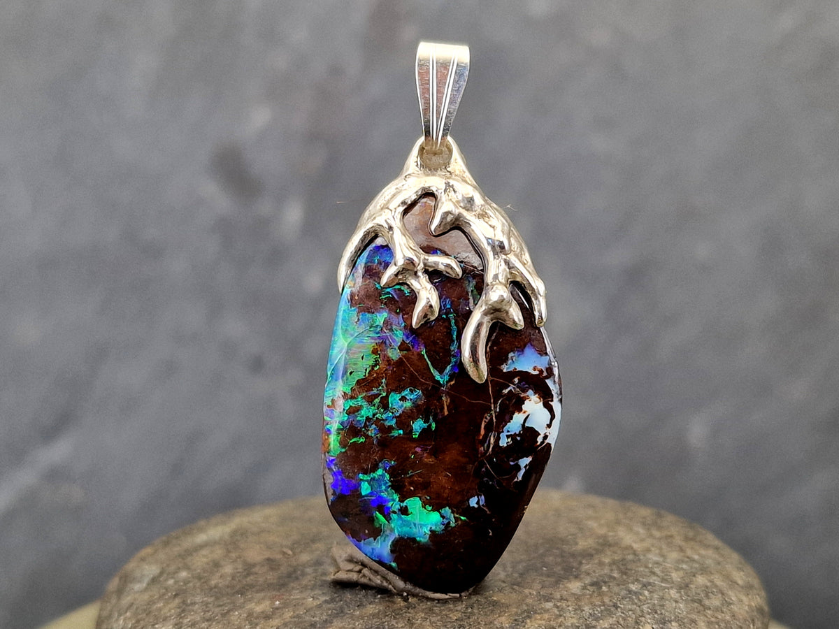 Tribal Design Anhänger aus 925er Silber, Boulder Opal mit wunderschönem Muster und brilliantem Opalfeuer in grün und blau, Unisex, Unikat, Handarbeit