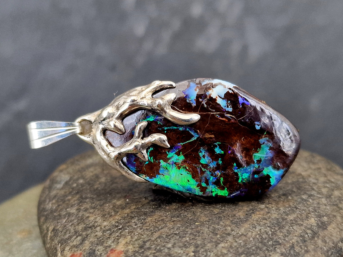 Tribal Design Anhänger aus 925er Silber, Boulder Opal mit wunderschönem Muster und brilliantem Opalfeuer in grün und blau, Unisex, Unikat, Handarbeit