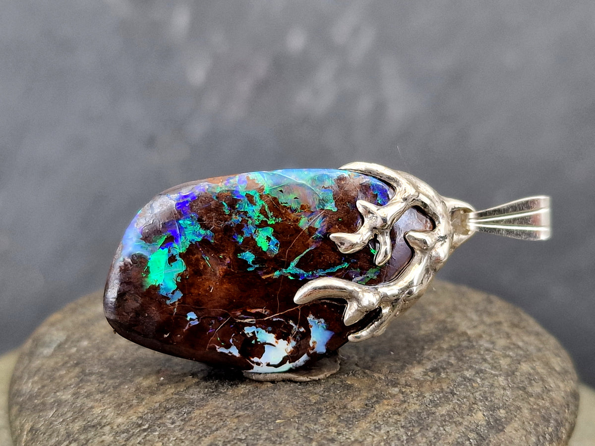 Tribal Design Anhänger aus 925er Silber, Boulder Opal mit wunderschönem Muster und brilliantem Opalfeuer in grün und blau, Unisex, Unikat, Handarbeit