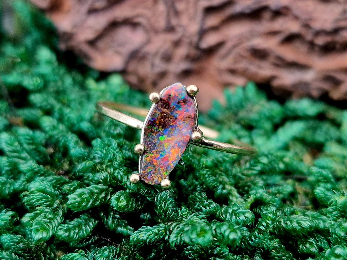 Feiner, Zarter 585er Gelbgold Ring, Gr. 56 (18), herrlicher Boulder Opal mit Multicolor Opalfeuer, Stotzenfassung, Unikat, Handarbeit