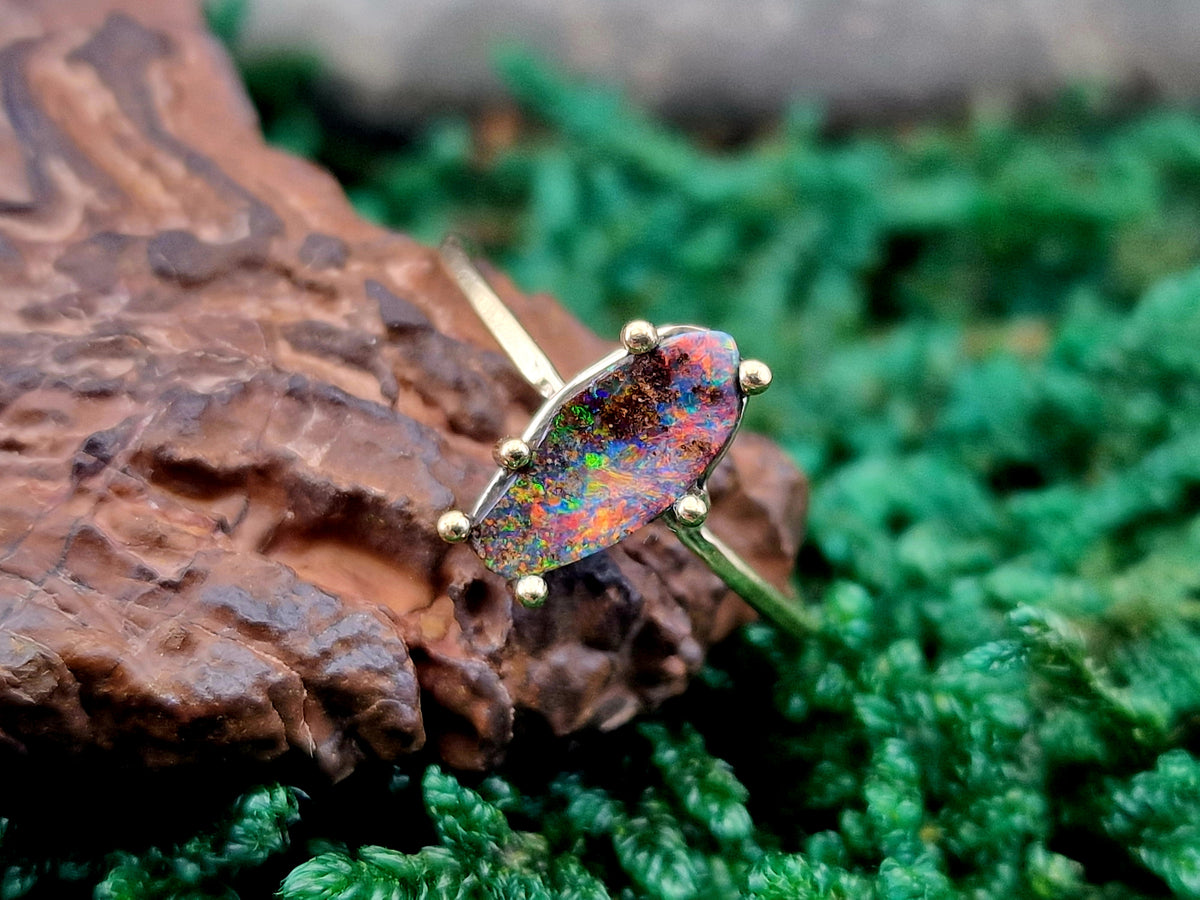 Feiner, Zarter 585er Gelbgold Ring, Gr. 56 (18), herrlicher Boulder Opal mit Multicolor Opalfeuer, Stotzenfassung, Unikat, Handarbeit
