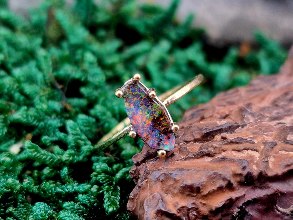 Feiner, Zarter 585er Gelbgold Ring, Gr. 56 (18), herrlicher Boulder Opal mit Multicolor Opalfeuer, Stotzenfassung, Unikat, Handarbeit