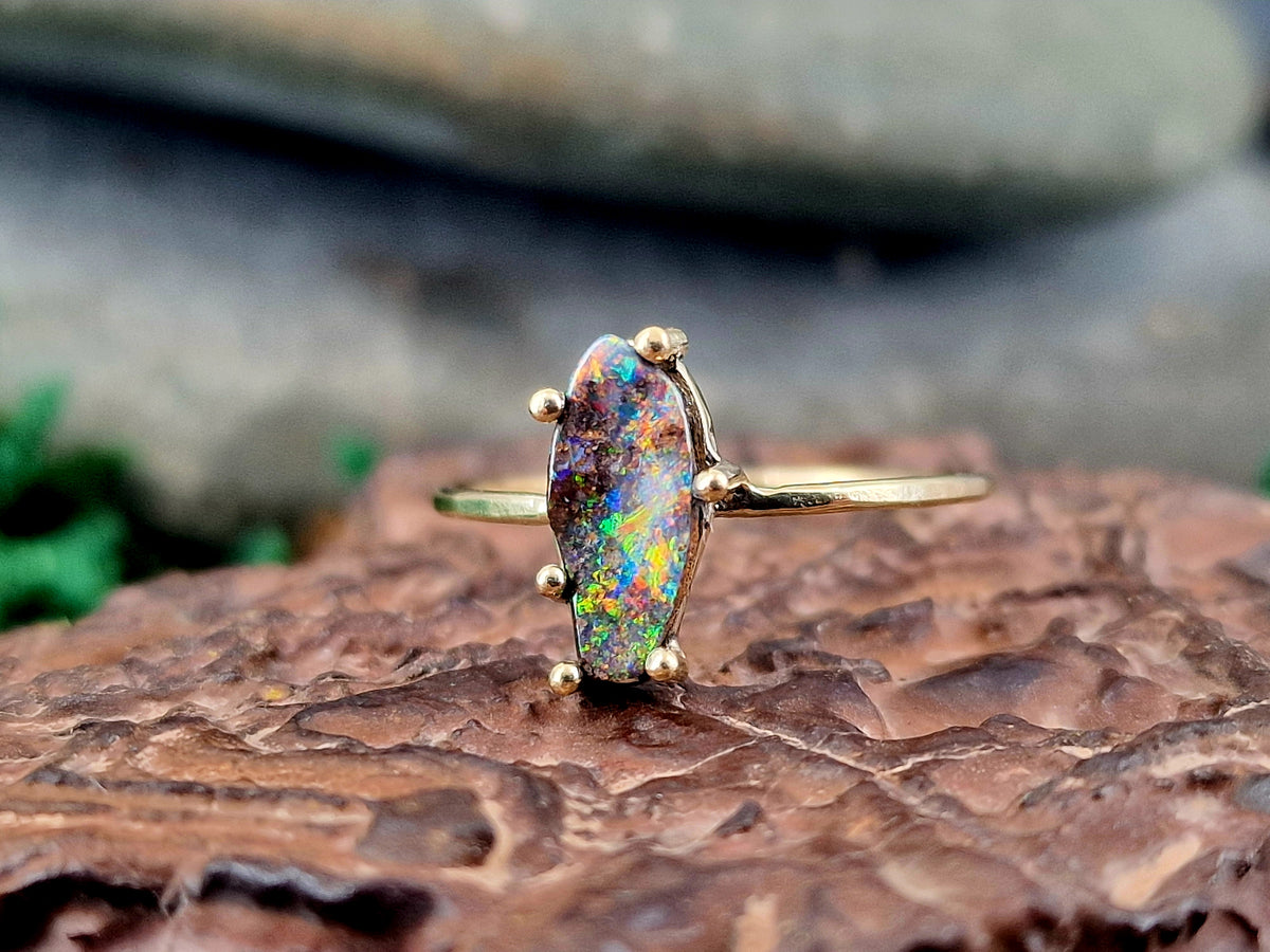Feiner, Zarter 585er Gelbgold Ring, Gr. 56 (18), herrlicher Boulder Opal mit Multicolor Opalfeuer, Stotzenfassung, Unikat, Handarbeit