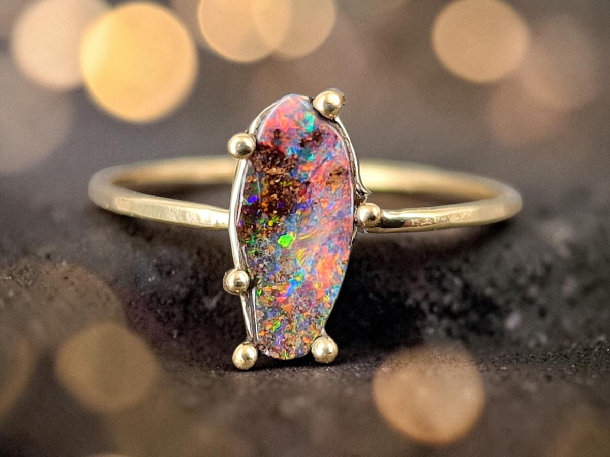 Feiner, Zarter 585er Gelbgold Ring, Gr. 56 (18), herrlicher Boulder Opal mit Multicolor Opalfeuer, Stotzenfassung, Unikat, Handarbeit