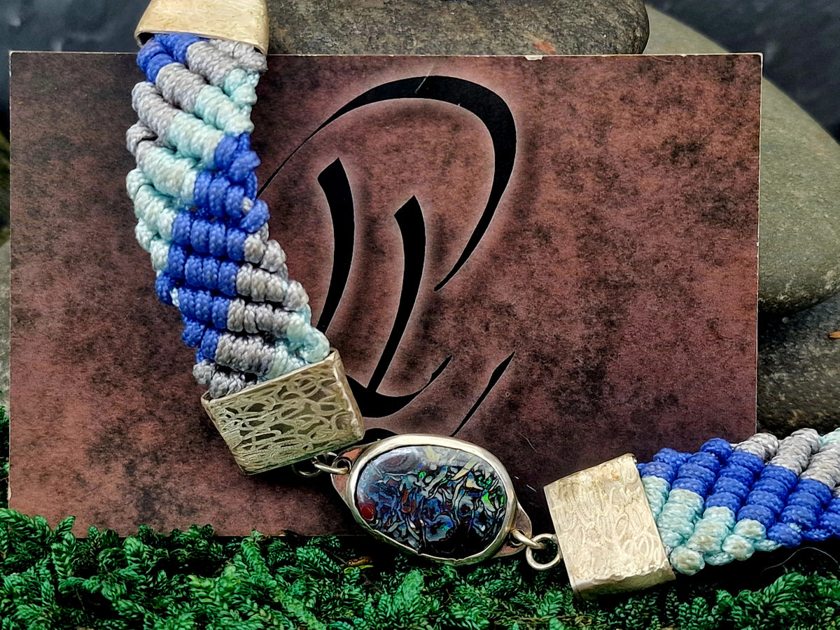 Makramee Design Armband, aus 925er Silber, 17,5cm Länge, Boulder Opal, Muster, Opalfeuer in grün und blau, Unisex, Unikat, Handarbeit