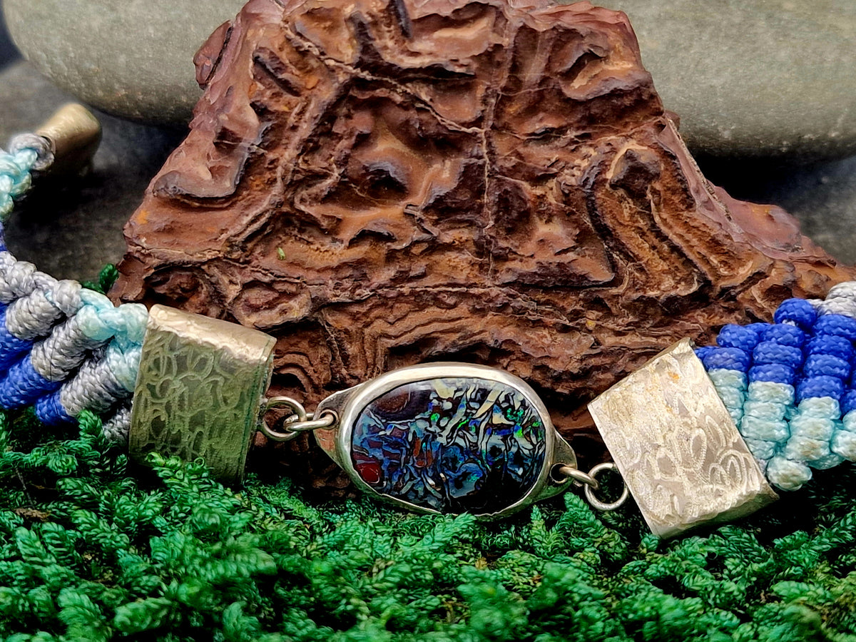 Makramee Design Armband, aus 925er Silber, 17,5cm Länge, Boulder Opal, Muster, Opalfeuer in grün und blau, Unisex, Unikat, Handarbeit