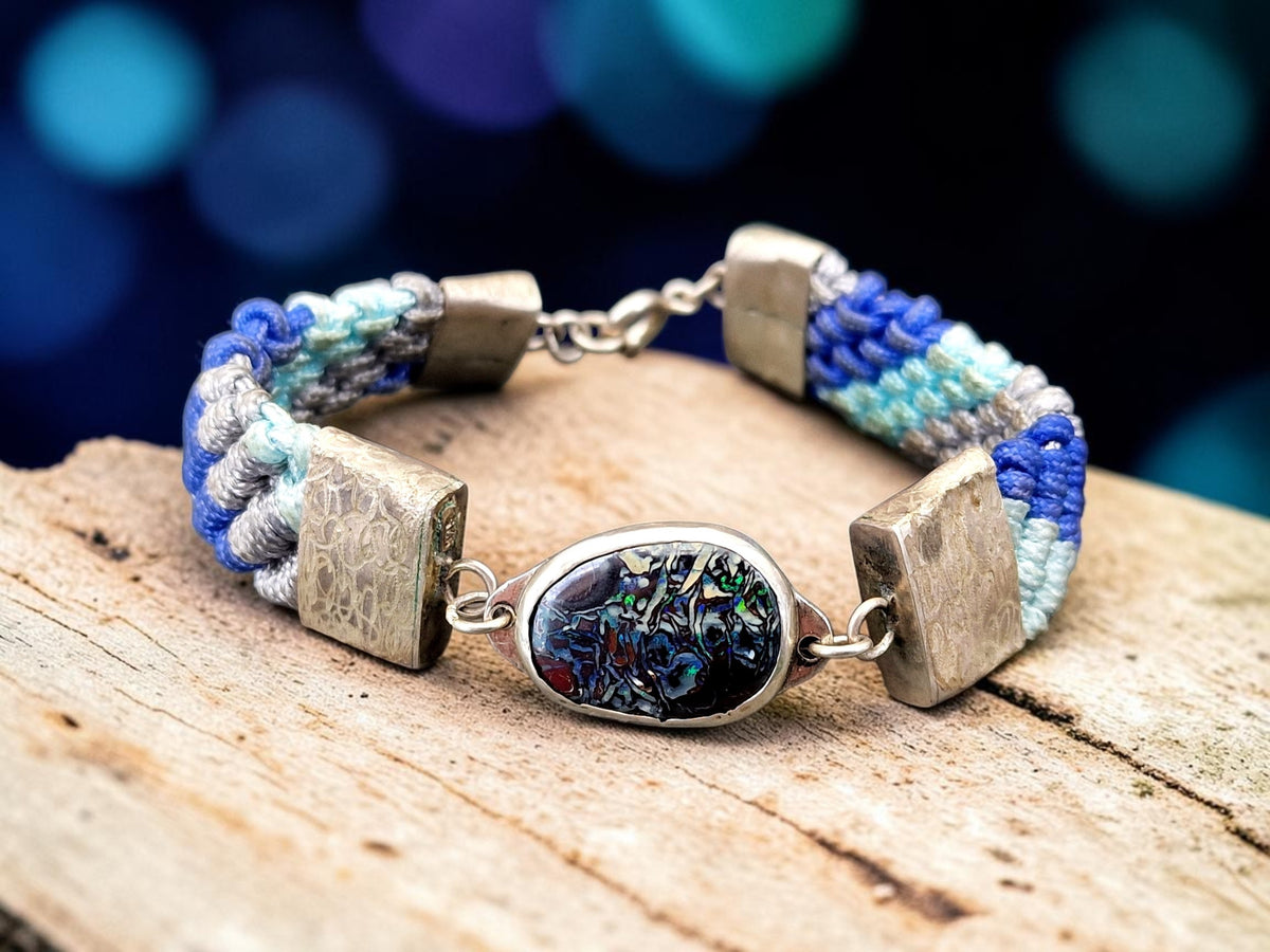 Makramee Design Armband, aus 925er Silber, 17,5cm Länge, Boulder Opal, Muster, Opalfeuer in grün und blau, Unisex, Unikat, Handarbeit